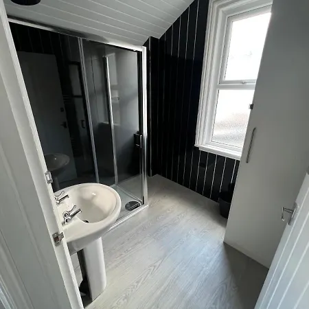 Safari Apartment, Free Parking, 10Min Walk To Blackpool Tower, Sleeps 12 Extérieur photo