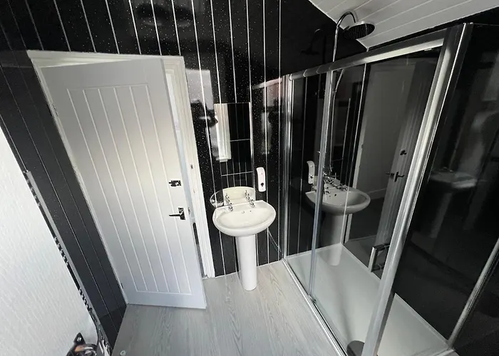 Safari Apartment, Free Parking, 10Min Walk To Blackpool Tower, Sleeps 12