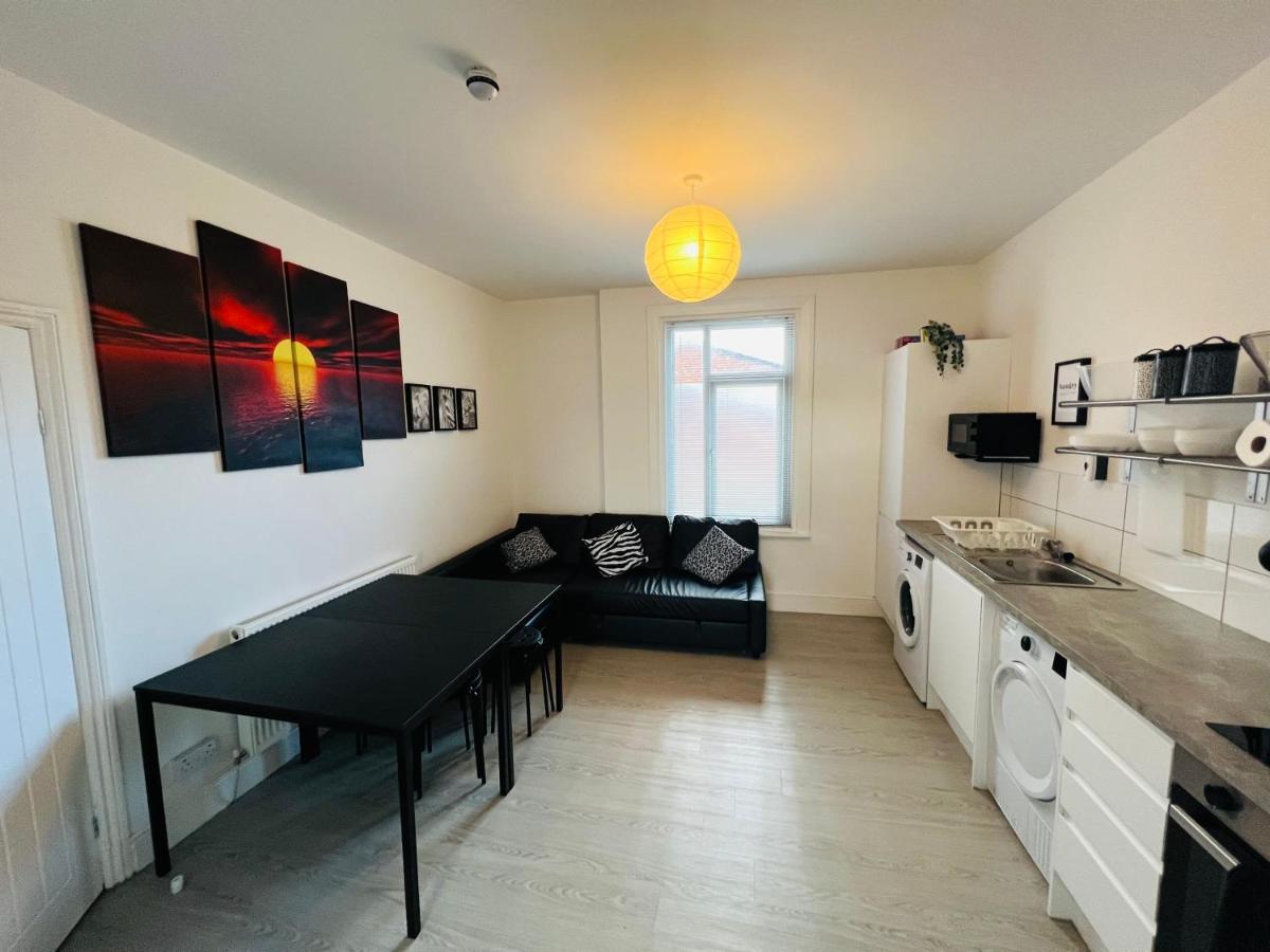 Safari Apartment, Free Parking, 10min Walk To Tower, Sleeps 12 Appartamento Blackpool