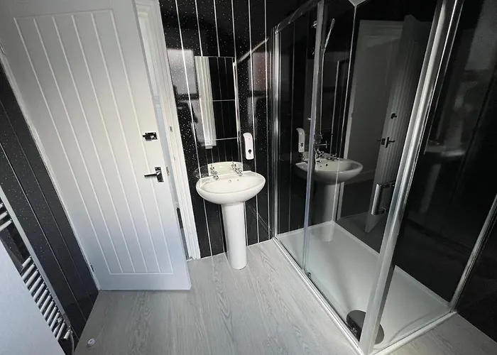 Safari Apartment, Free Parking, 10Min Walk To Blackpool Tower, Sleeps 12