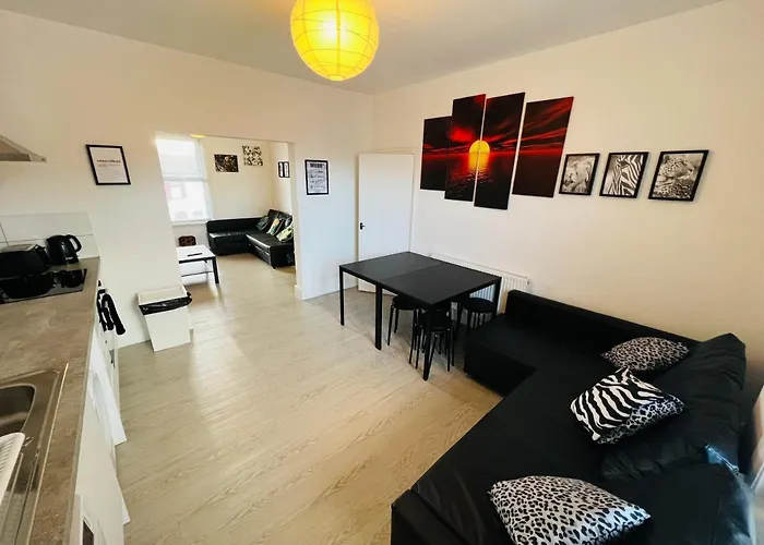 Safari Apartment, Free Parking, 10Min Walk To Blackpool Tower, Sleeps 12